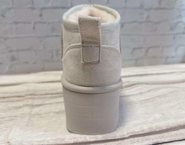 ソールの高さは(約)5.5cm。フラットな厚底なので、長時間履いても疲れにくい!