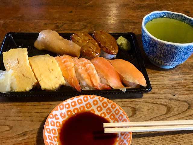 【くら寿司 ビッくらポン!にぎりセット】熱いお茶を淹れてゆっくりお家でお寿司を食べる時間は至福のひと時ですね