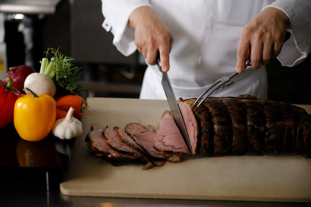 「じっくりと焼き上げたこだわりのローストビーフ」<期間:2025年11月1日~12月31日>【ウェスティン都ホテル京都の美食の饗宴「京都 冬の恵み」ブッフェで、冬の京都を楽しむ贅沢なひととき♪】