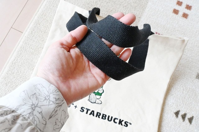 【PEANUTS™＋STARBUCKS™「PEANUTS トートバッグ」】スヌーピーの耳みたいなカラーの太めのハンドル
