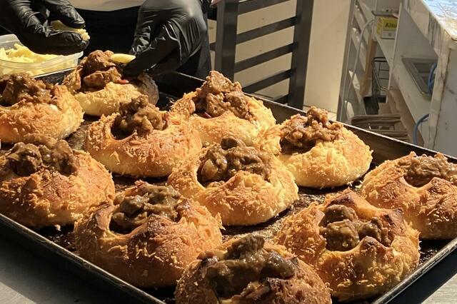 毛和牛と7種野菜と10種スパイスの焼きチーズカレーパンの製造工程