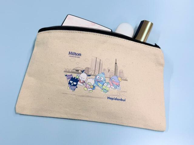 「トラベルポーチ」<期間:2026年4月29日~6月28日>【【サンリオコラボ】愛くるしい「けろけろけろっぴのショートケーキ」も登場♪サンリオ“はぴだんぶい”コラボスイーツビュッフェが九州初開催!】