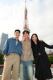 来日して東京タワーをバックに。写真左からウィ・ハジュン、チ・チャンウク、イム・セミ