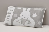 【nishikawa】「ミッフィーデザインのびのびタオルピローケース」カラー：グレー、サイズ：64×34cm　2,200円
