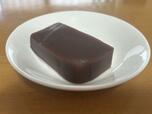 【業務スーパー　水ようかん】一切れお皿に載せるとキメの細かい水ようかんであることがわかります