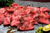 和食屋のローストビーフ　和牛漬け肉　1280円