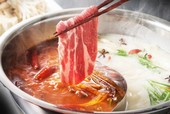 本場さながらの本格スープに極上の生ラム肉をさっとしゃぶしゃぶして