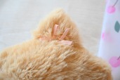 【『モンチッチ×kippis ぬいぐるみチャーム付きエコバッグ』(宝島社)】モンチッチにつけられたリボンも淡いピンクで、エコバッグのさくらんぼとお揃い!