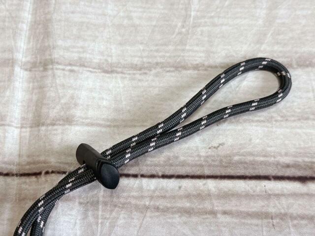 コードストッパーで長さ調節が可能です