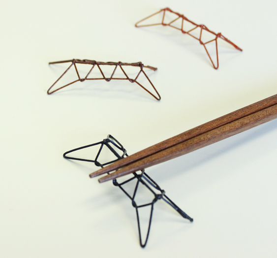 グッズ・ノベルティ部門奨励賞_漆芸「箸置き あやとり」