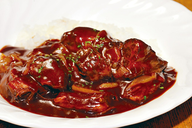 洋食 宝亭（仲御徒町）　和牛入り特製ハヤシライス 1400円（ランチ価格）　ビーフシチューの端肉がゴロゴロ入っていて、味もボリュームも言うことなし！