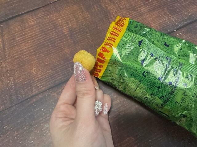 小さめサイズのコーンスナック。チーズ味で後を引くお味♪