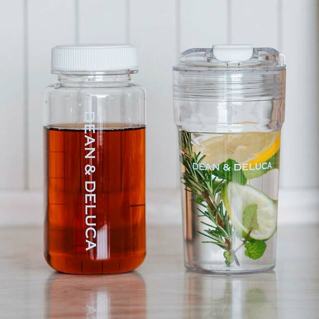 【DEAN ＆ DELUCA「ウォータータンブラークリアホワイト」】シリーズ商品として「ウォーターボトルホワイト（左）」（約600ml、税込2,420円）も発売中！