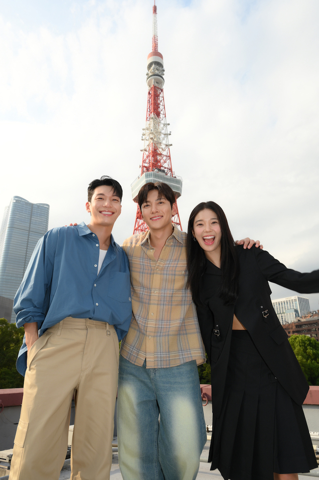 来日して東京タワーをバックに。写真左からウィ・ハジュン、チ・チャンウク、イム・セミ