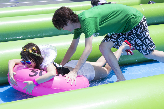 スライドザシティーに参加した水着美女たち