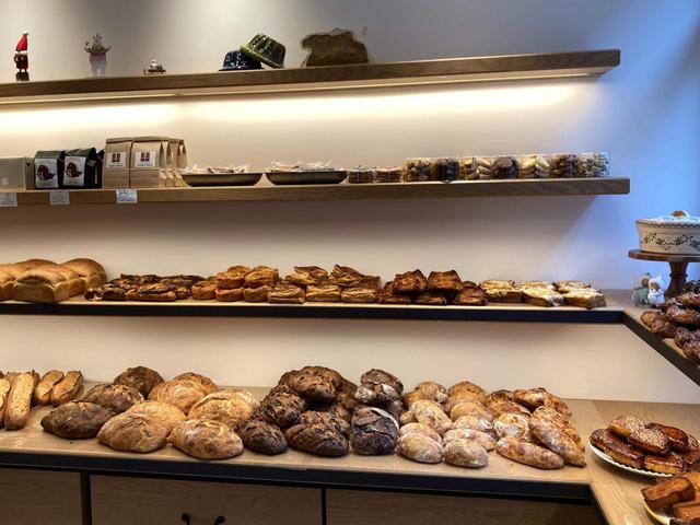 店内のあちこちにおいしそうなパンが並んでいる／セテュヌ ボンニデー