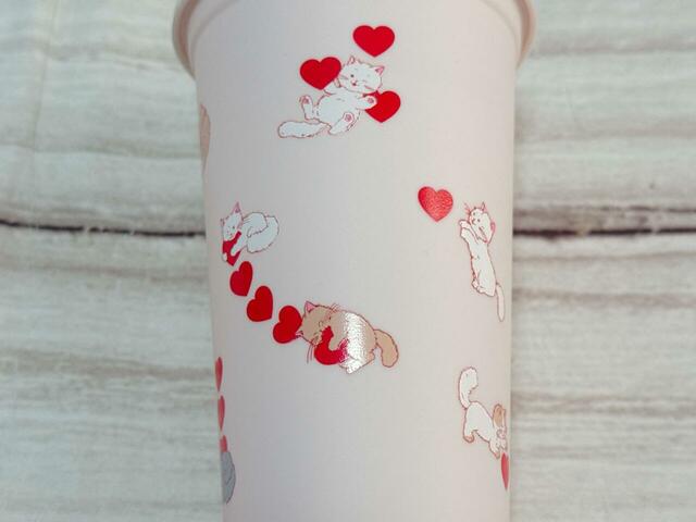 赤のハートと戯れる猫たちがキュート♪