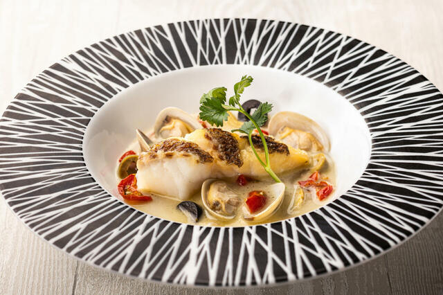 「瀬戸内産真鯛のアクアパッツァ仕立て 夏Ver」＜期間：2025年7月1日～8月31日＞【“マンゴーとココナッツのケーキ”や“スペシャルなかき氷”も登場！オリエンタルホテル広島「夏のデザートブッフェ付きランチ」開催！】