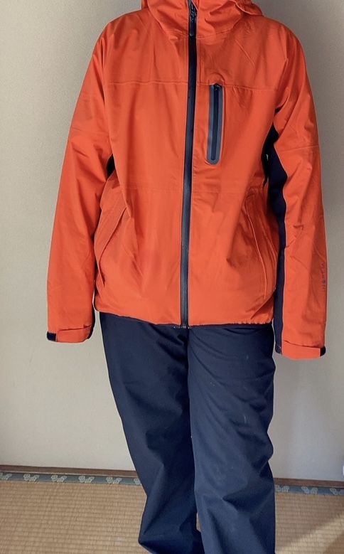 【ワークマン イナレムストレッチレインスーツ】男女兼用。Sサイズから3Lサイズまで幅広く展開されています