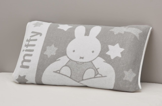 【nishikawa】「ミッフィーデザインのびのびタオルピローケース」カラー：グレー、サイズ：64×34cm　2,200円