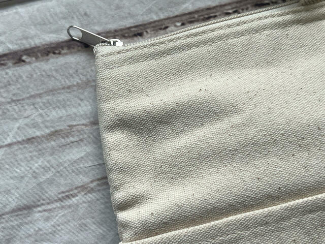 カラーはナチュラルなアイボリー