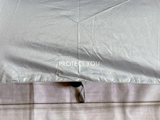 さりげなく入ったホワイトの「PROTECT YOU」ロゴプリントも、ほどよいアクセントになっています♪