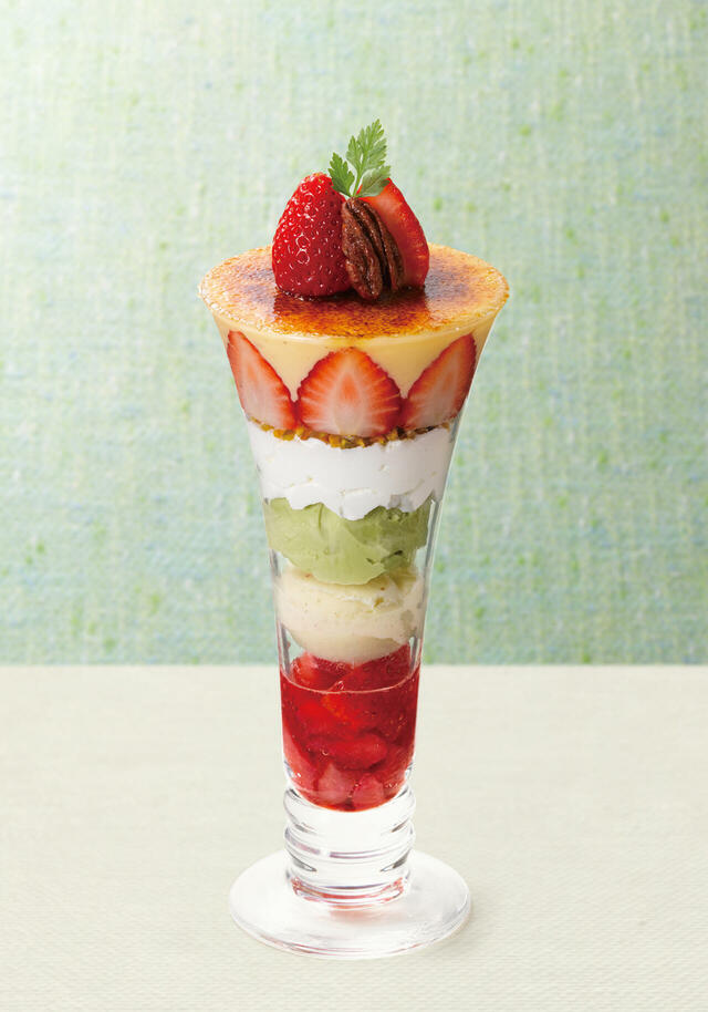 「苺とピスタチオのブリュレパフェ」＜価格：1,408円（税込）＞【ロイヤルホストのいちごフェア第2弾！『苺とピスタチオ』のブリュレパフェやパンケーキなど6品のデザートが登場！】