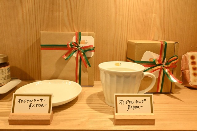 【ペリカンカフェ 麻布台ヒルズ店】オリジナルのカップとソーサーは贈り物にも好適