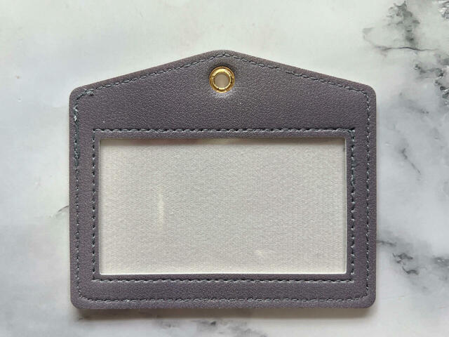 背面はクリアになっています