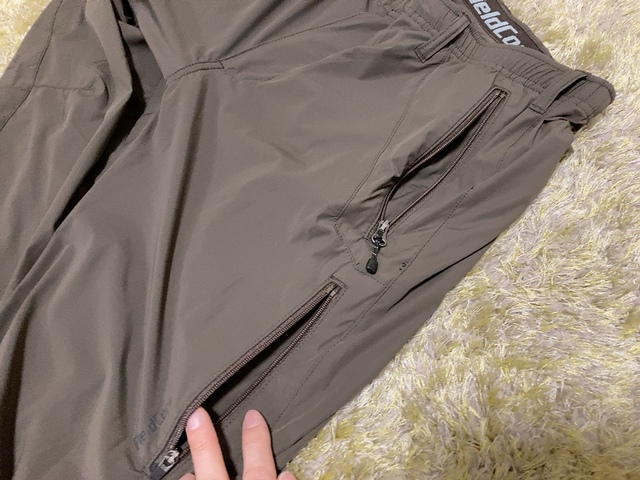 【ワークマン AERO GUARD STRETCH ICE クライミングパンツ】左にはファスナーポケットが2つ