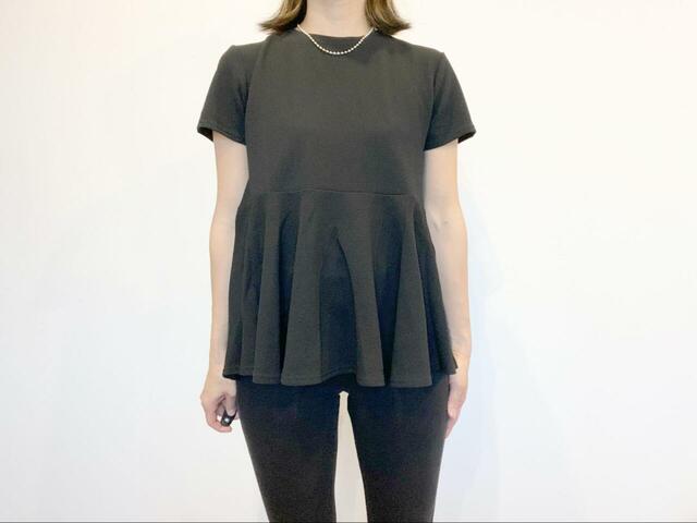 【cocaエンボス切り替えフレアトップス 】身長167cm・Lサイズ着用。カラーはほかにグレーがあります