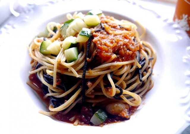 スパゲッティ、タコとズッキーニのトマトソース