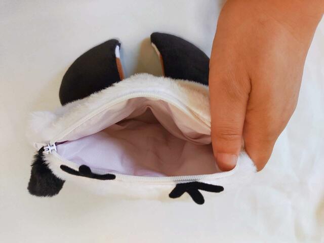 ポーチの中身は、淡いラベンダーカラー【ニトリデコホーム：シマエナガ（フラットポーチ）価格799円】