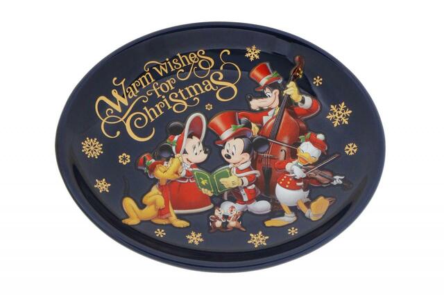 プラリネ&ピスタチオケーキ、スーベニアプレート付き 1,100円|「ディズニー・クリスマス」スペシャルメニュー|東京ディズニーリゾート40周年“ドリームゴーラウンド”|販売店舗:東京ディズニーランド「スウィートハート・カフェ」、東京ディズニーシー「ザンビーニ・ブラザーズ・リストランテ」|販売期間:2023年11月1日(水)〜12月25日(月)