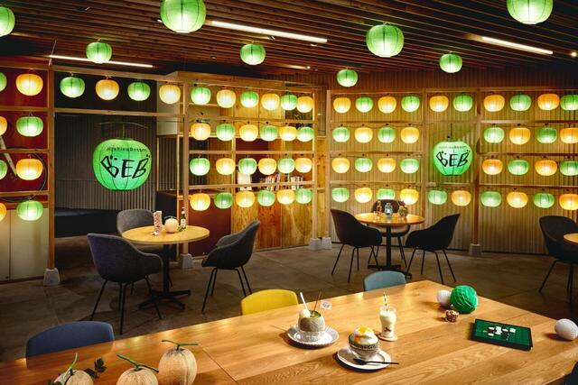 【BEB5土浦】「メロンまるごとフェス」提灯がパブリックスペース「TAMARIBA」に100個飾られています