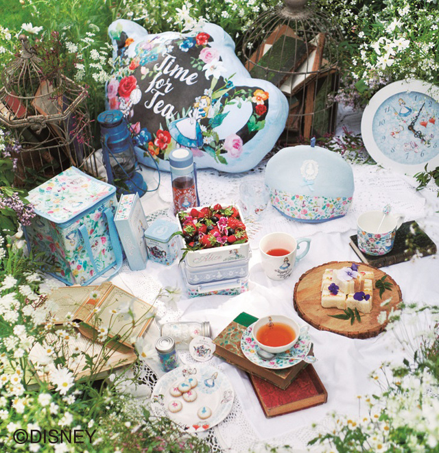 クッション¥5,616、ティーコージー¥2,592、クロック¥5,400、マグカップ各¥1,296、ティースプーン¥648、カップ＆ソーサーセット（2P セット）¥4,320、メラミ ンプレート¥756、ボトル入りクッキー¥1,080、ボトル入り金平糖¥756、角形 3 段ランチボックス S¥3,996、ブローボトル¥1,296、紅茶缶¥1,080、BOOK 型紅茶＆ クッキーセット¥1,404、角形 3 段ランチボックス S 用ケース¥1,404