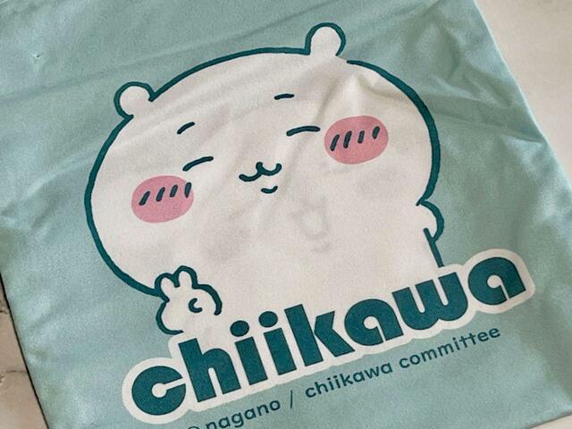 【100円ちいかわ雑貨】ピースサインをしているちいかわは「悪夢編」の草むしり検定合格発表のワンシーンのイラスト。一見かわいいイラストですが、この後の展開は闇深さしかなく、ファンからの人気も高いイラストです！