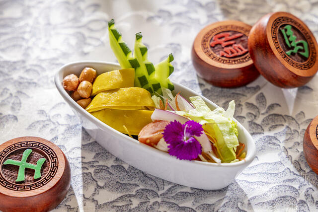 桃園の誓い　蒸し鶏のサラダ仕立て 三種のソース【ヒルトン東京『チャイニーズアフタヌーンティー三国志』】