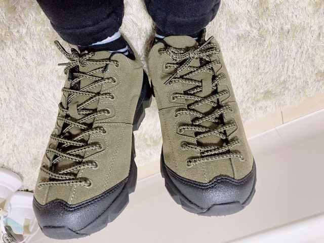 【ワークマン DIA高撥水シューズ アーバンハイク】ゴツゴツした質感で足元に存在感が出ます