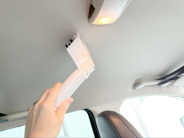 【アイリスオーヤマ ハンディリンサークリーナー】バキュームホースを使えば車内の天井掃除も楽々！