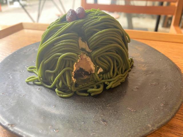 モンブランの上には小豆の甘納豆をトッピング