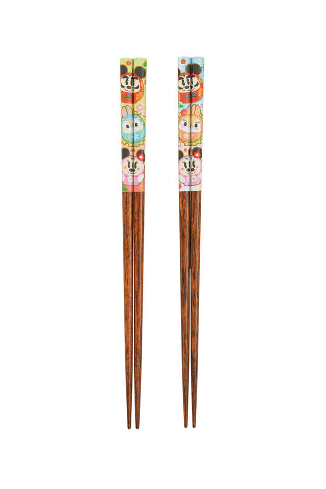 箸セット 2,000円｜サイズ：22.5cm、2膳セット｜東京ディズニーリゾート お正月グッズ2023｜販売店舗：東京ディズニーランド「ディズニー＆カンパニー」、東京ディズニーシー「エンポーリオ」｜発売日：2022年12月1日（木）
