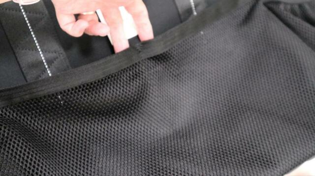 【adidas（アディダス） マストハブ シーズナル トートバッグ】外ポケットはすべてメッシュで計6つ。縫い付けで区切られています