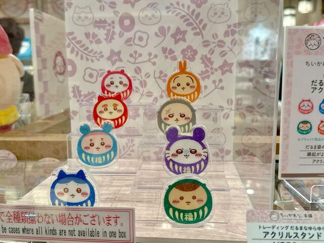 ランダム仕様のアクスタも。だるまに扮したちいかわたちがかわいすぎ！