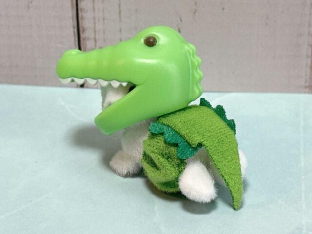 ワニのしっぽとプリッとしたお尻の相乗効果でなんとも愛らしい姿を披露！