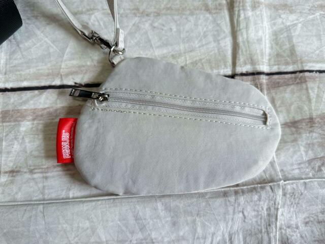 チャームの背面にファスナー付きでポーチになっています