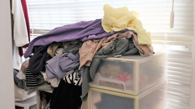 【整理整頓前】廊下の片側にワゴンと収納ケースを置いた一角が衣服収納スペース。崩落しそう…