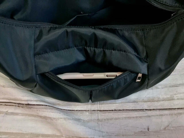 前面のファスナーポケットにはスマホを収納
