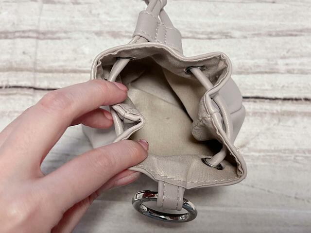 内側は仕切りなどはないシンプルな作り