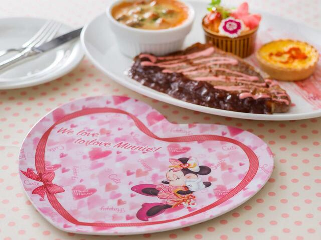 ミニーのステーキプレート、スーベニアプレート付き 対象メニューにプラス1,200円｜提供店舗：東京ディズニーランド「センターストリート・コーヒーハウス」｜東京ディズニーリゾート「ミニー・ベスティーズ・バッシュ！」スペシャルメニュー